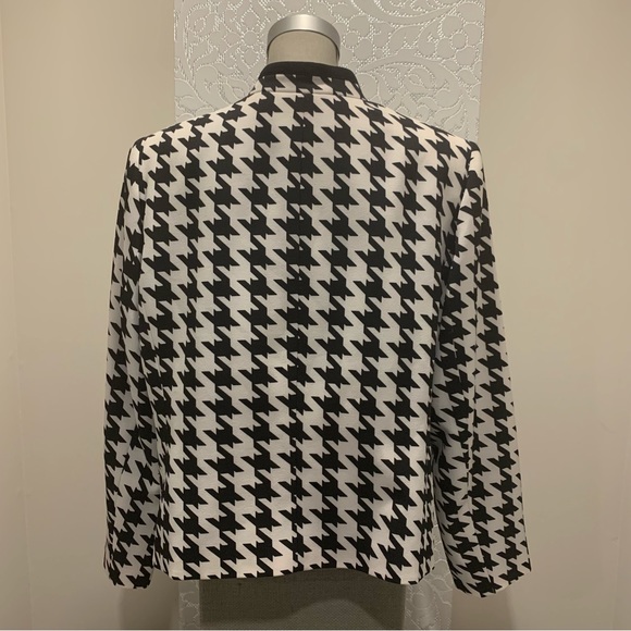 Tahari | Black & White Houndstooth Patterned Open-Front Blazer - Picture 8 of 9